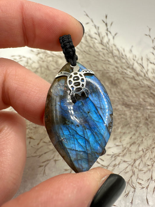 Kette mit Macramee-Anhänger Labradorit (KA003)