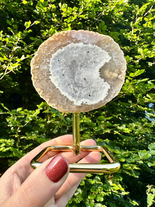 Achatgeode mit Chalcedon auf Ständer