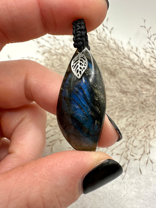 Kette mit Macramee-Anhänger Labradorit (KA002)