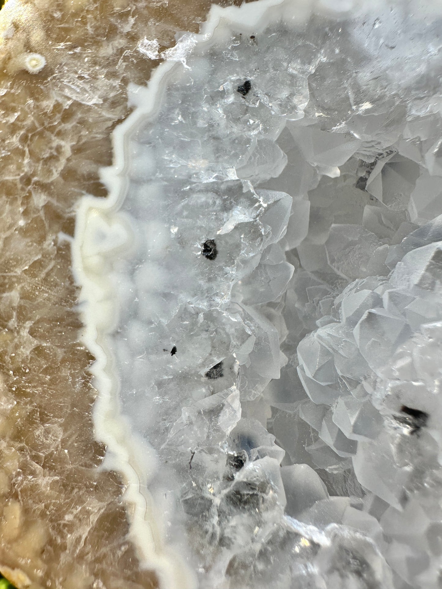 Achatgeode mit Chalcedon auf Ständer