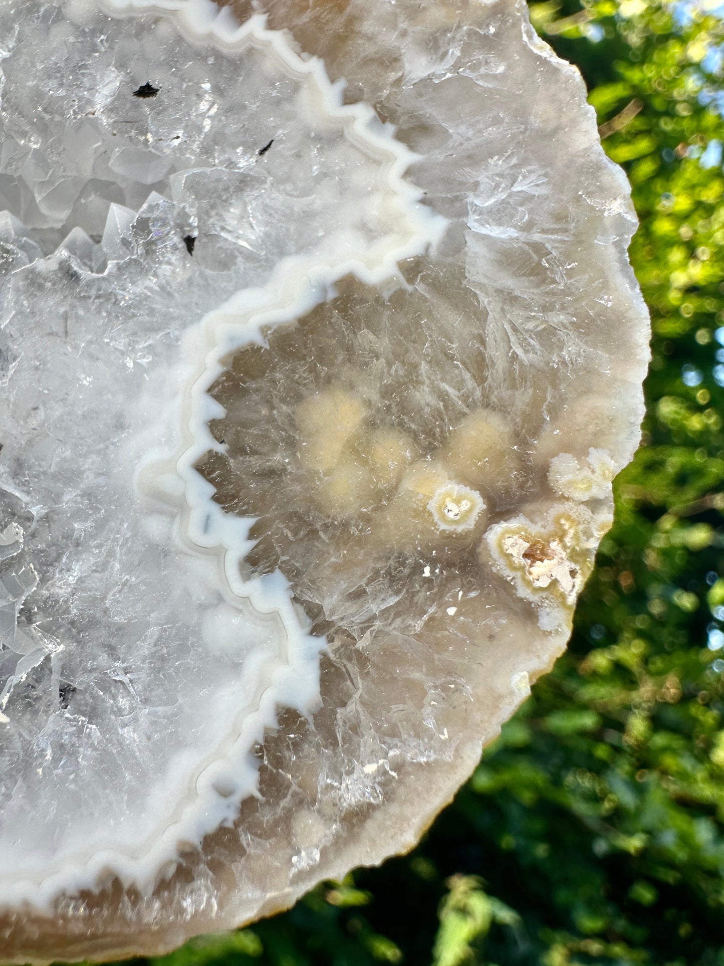 Achatgeode mit Chalcedon auf Ständer