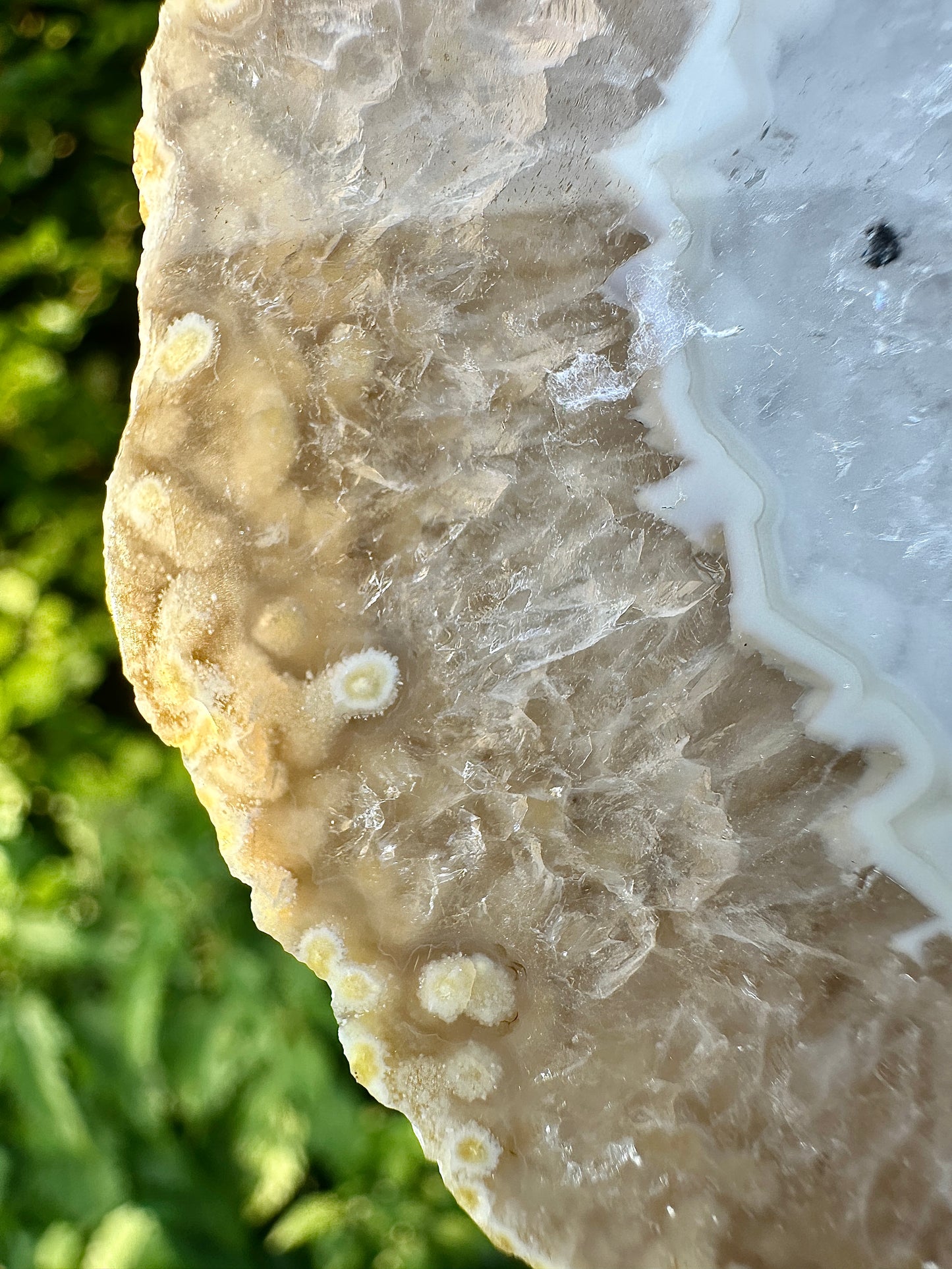 Achatgeode mit Chalcedon auf Ständer