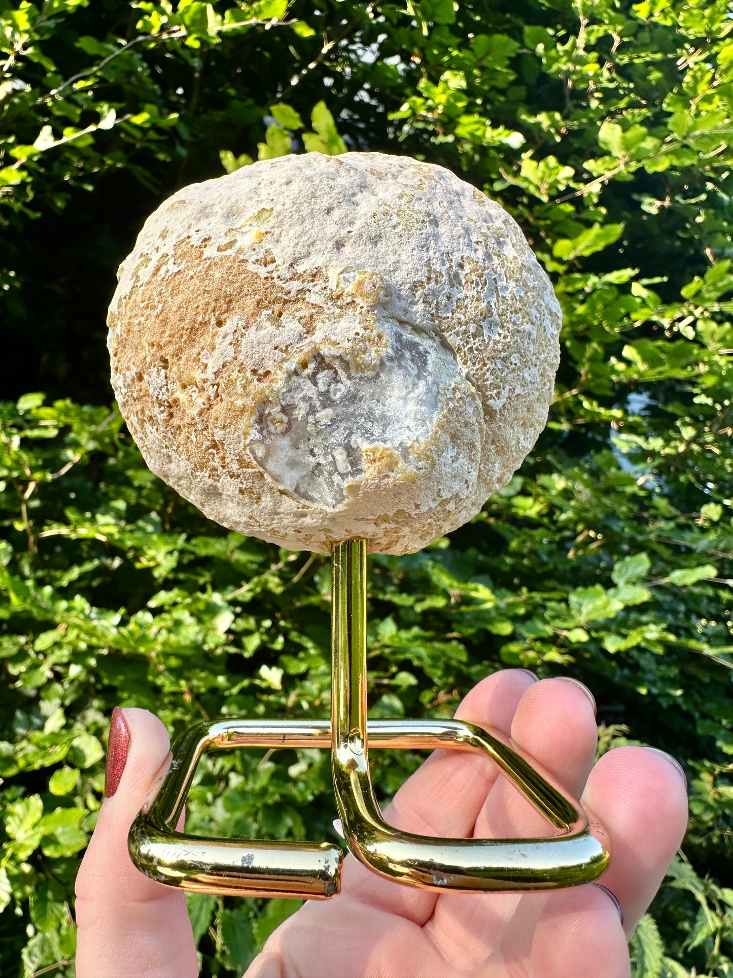 Achatgeode mit Chalcedon auf Ständer
